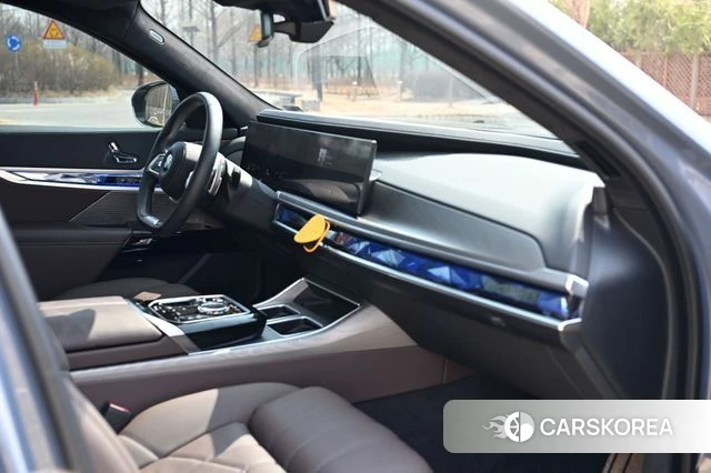 BMW 7 Series (G70) 2023 Цвет галактики из Кореи, фото 3