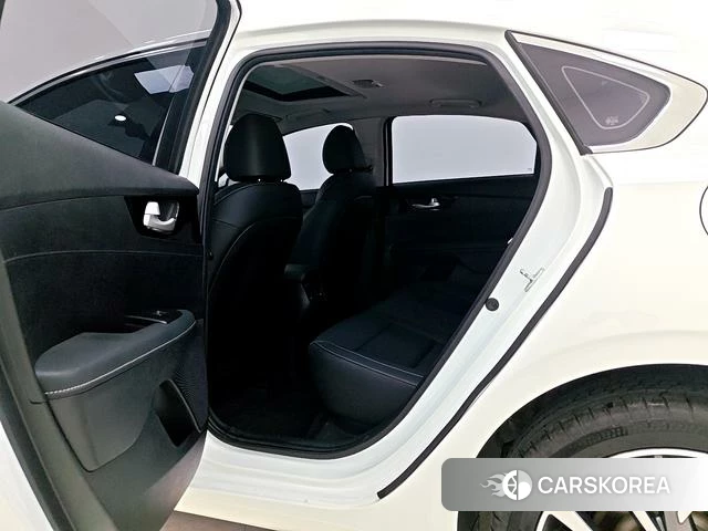 Kia K3 2023 Белый из Китая, фото 3