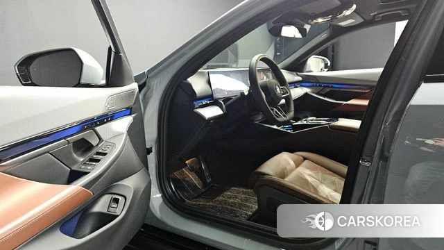 BMW 5 Series (G60) 2024 Светло-серебряный цвет из Кореи, фото 3