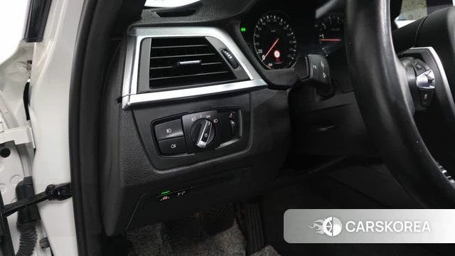 BMW 3 Series (F30) 2018 Белый из Кореи, фото 3