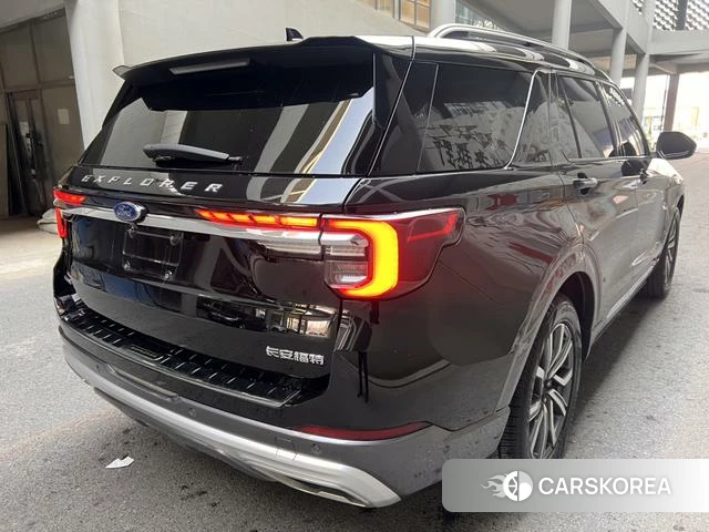 Ford Explorer 2023 Черный из Китая, фото 3