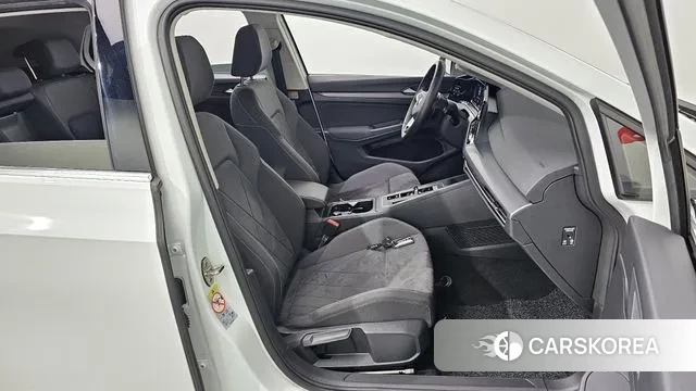 Volkswagen Golf 8th Generation 2022 Белый из Кореи, фото 3