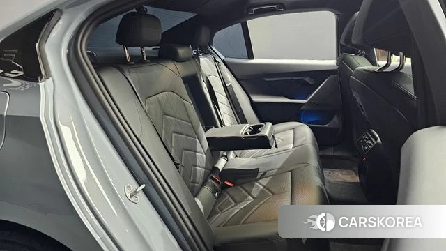 BMW 5 Series (G60) 2025 Светло-серебряный цвет из Кореи, фото 3