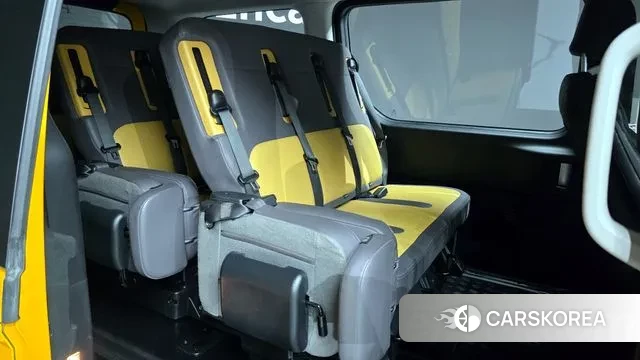 Hyundai Staria 2023 Желтый из Кореи, фото 3