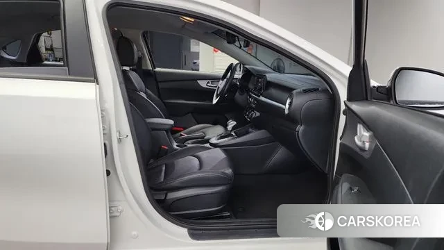 Kia The New K3 2nd generation 2022 Белый из Кореи, фото 3