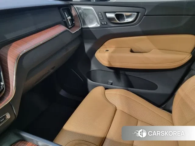 Volvo XC60 second Generation 2025 Белый из Кореи, фото 3