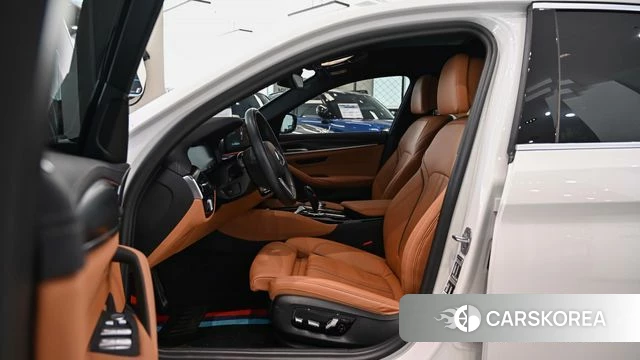 BMW 5 Series (G30) 2023 Белый из Кореи, фото 3