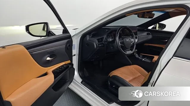 Lexus ES300h 7th generation 2022 Белый из Кореи, фото 3