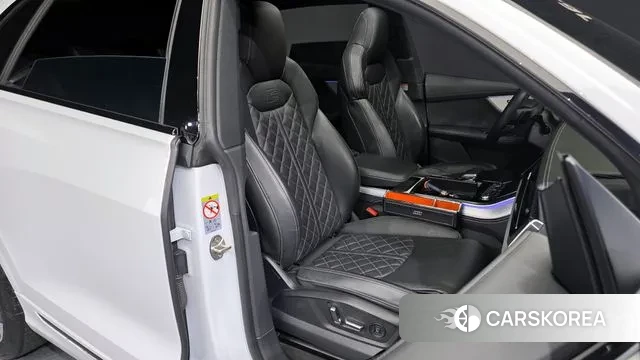 Audi Q8 (4M) 2023 Белый из Кореи, фото 3