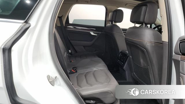 Volkswagen Touareg 3rd generation 2023 Белый из Кореи, фото 3