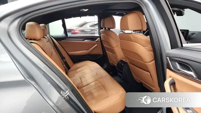 BMW 5 Series (G30) 2023 Серебристо-серый из Кореи, фото 3