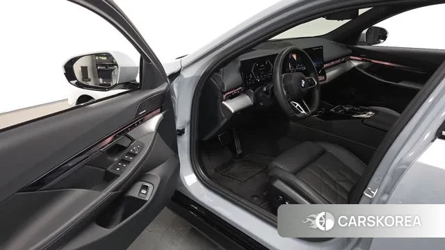 BMW 5 Series (G60) 2025 Небесно-голубой из Кореи, фото 3