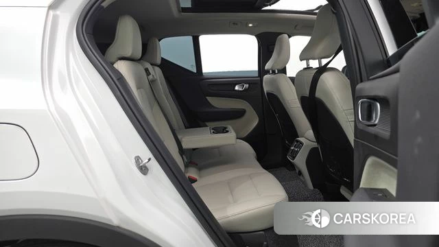 Volvo XC40 2024 Белый из Кореи, фото 3