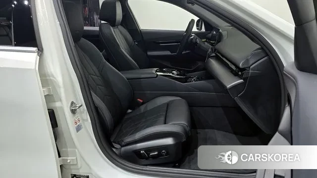 BMW 5 Series (G60) 2023 Белый из Кореи, фото 3