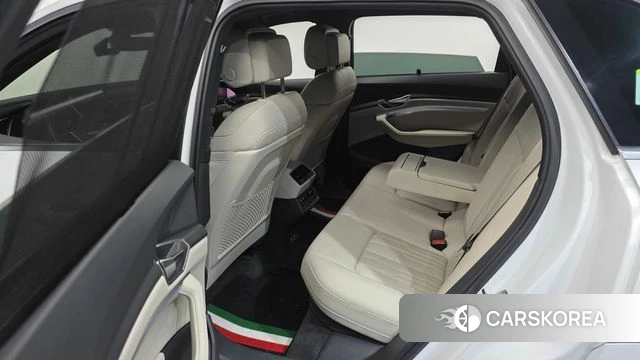 Audi e-Tron 2023 Белый из Кореи, фото 3