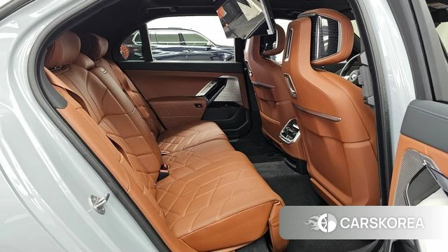 BMW 7 Series (G70) 2025 Светло-серебряный цвет из Кореи, фото 3