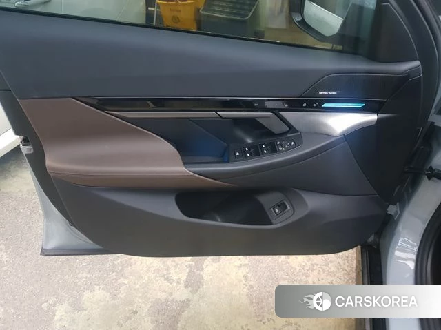 BMW 5 Series (G60) 2024 Светло-серебряный цвет из Кореи, фото 3