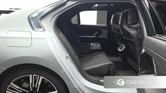 BMW 7 Series (G70) 2023 Светло-серебряный цвет из Кореи, фото 3