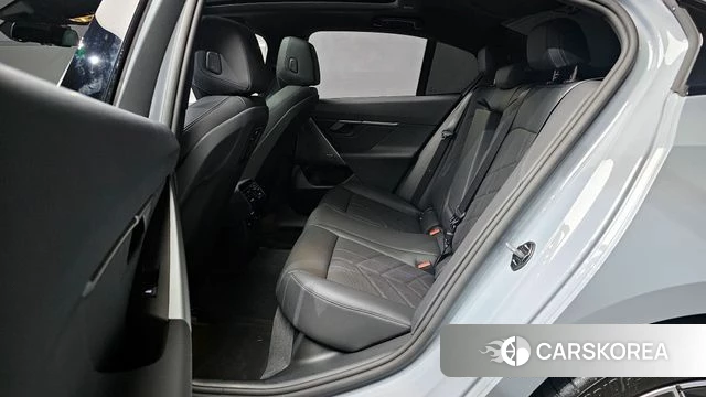 BMW 5 Series (G60) 2025 Цвет галактики из Кореи, фото 3