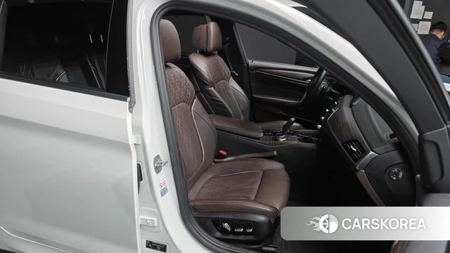 BMW 5 Series (G30) 2018 Белый из Кореи, фото 3