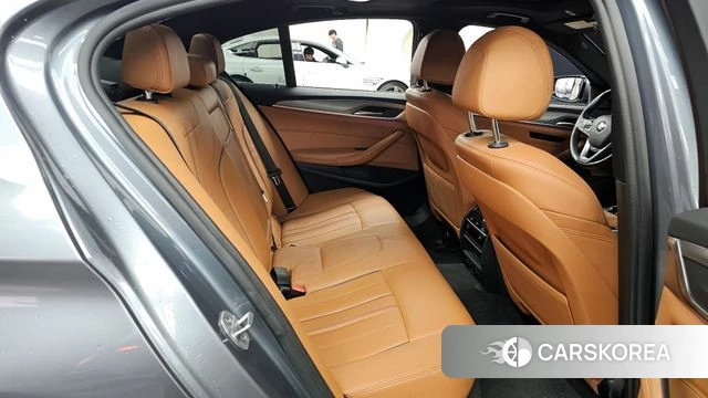 BMW 5 Series (G30) 2018 Серебристо-серый из Кореи, фото 3