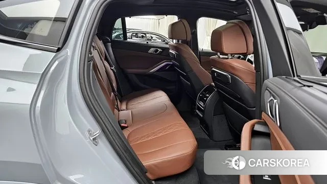 BMW X6 (G06) 2024 Светло-серебряный цвет из Кореи, фото 3