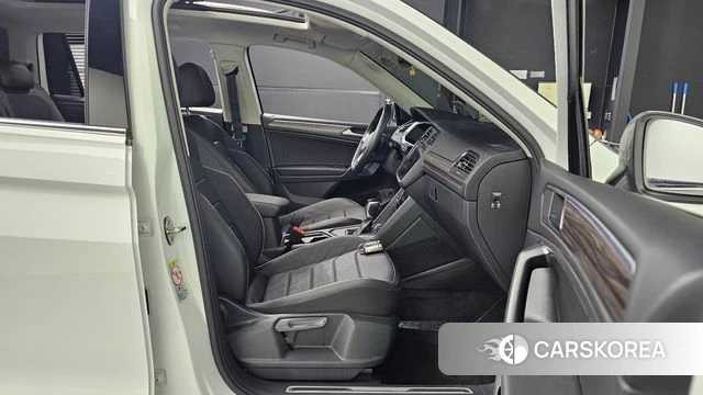 Volkswagen Tiguan Allspace 2023 Белый из Кореи, фото 3