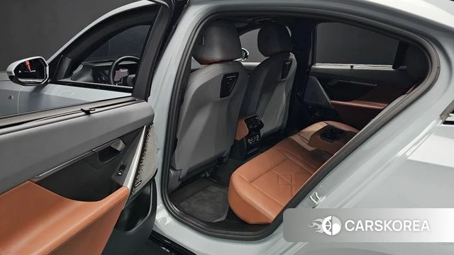 BMW 5 Series (G60) 2024 Серебристо-серый из Кореи, фото 3