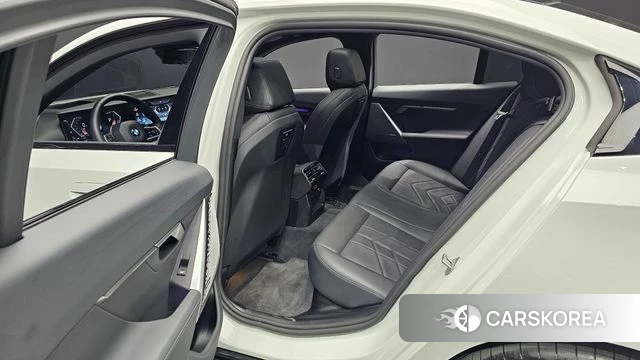 BMW 5 Series (G60) 2025 Белый из Кореи, фото 3