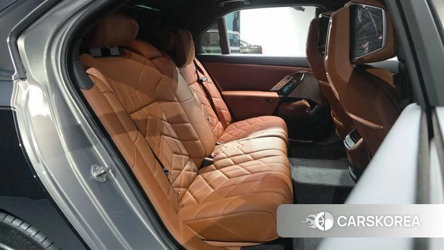 BMW 7 Series (G70) 2025 Черный из Кореи, фото 3