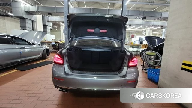 BMW 5 Series (G30) 2023 Серебристо-серый из Кореи, фото 3
