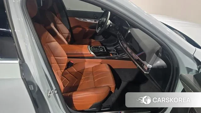 BMW 7 Series (G70) 2025 Цвет галактики из Кореи, фото 3