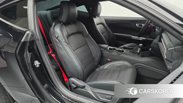 Ford Mustang 7th Generation 2024 Черный из Кореи, фото 3