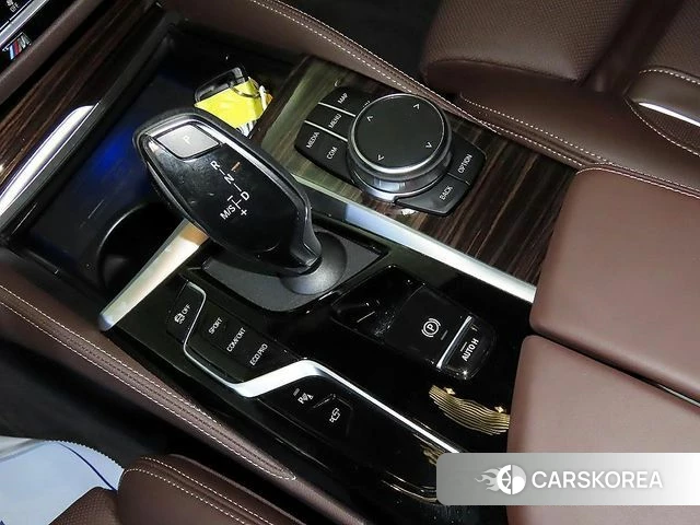 BMW 5 Series (G30) 2023 Серебристо-серый из Кореи, фото 3