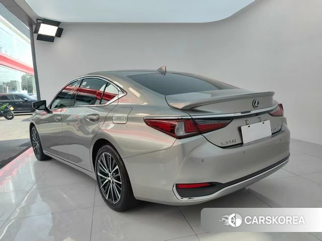 Lexus ES 2023 Серебристо-серый из Китая, фото 3