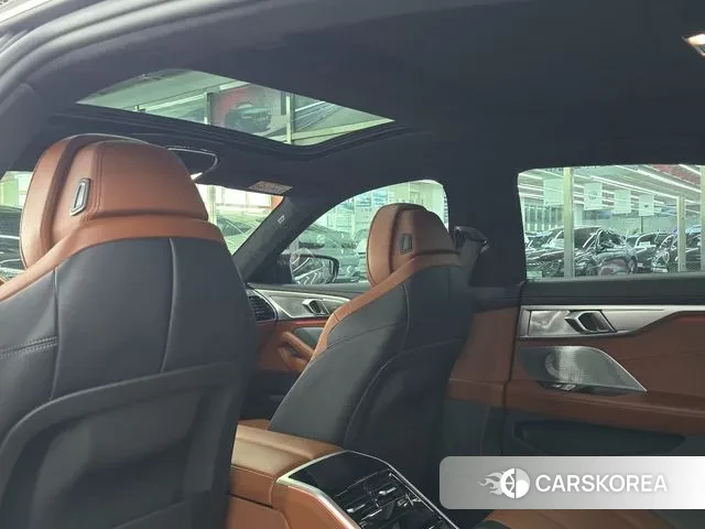 BMW 8 Series (G15) 2023 Серебристо-серый из Кореи, фото 3