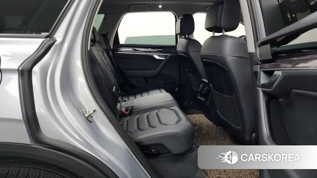 Volkswagen Touareg 3rd generation 2020 Серебристо-серый из Кореи, фото 3