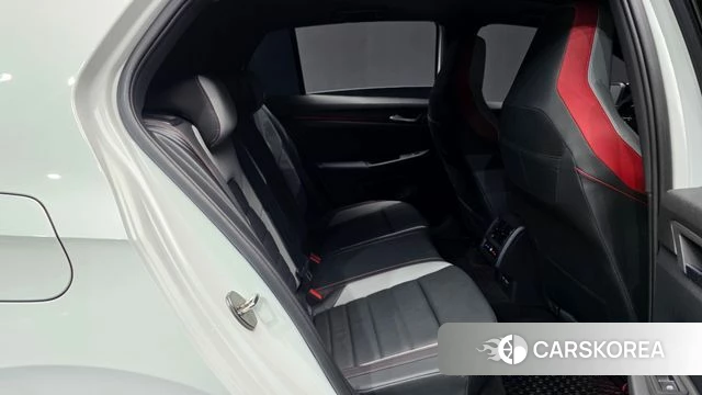 Volkswagen Golf 8th Generation 2023 Белый из Кореи, фото 3