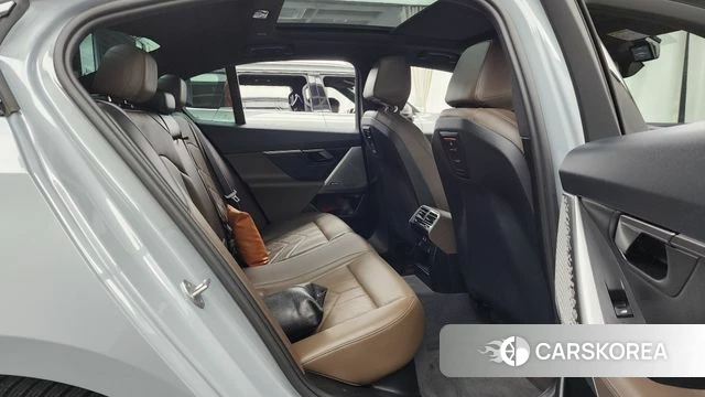 BMW 5 Series (G60) 2024 Серебристо-серый из Кореи, фото 3