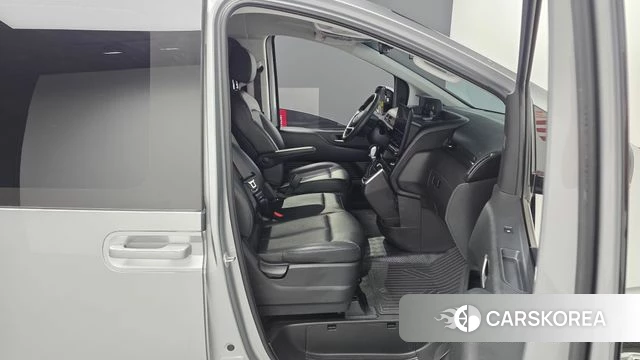 Hyundai Staria 2023 Серебряный из Кореи, фото 3