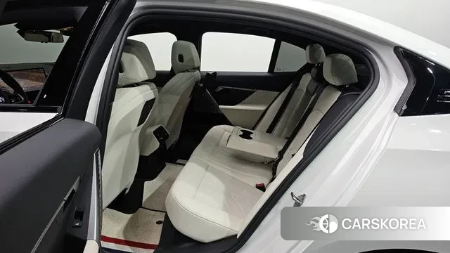 BMW 5 Series (G60) 2024 Белый из Кореи, фото 3