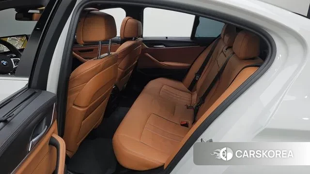 BMW 5 Series (G30) 2023 Белый из Кореи, фото 3