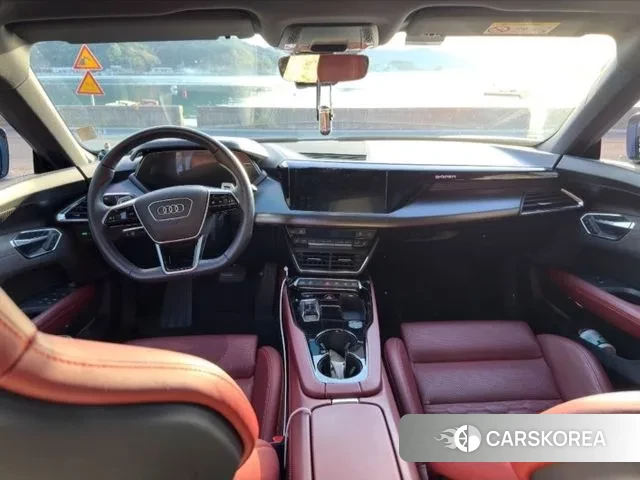 Audi e-Tron GT 2022 Небесно-голубой из Кореи, фото 3