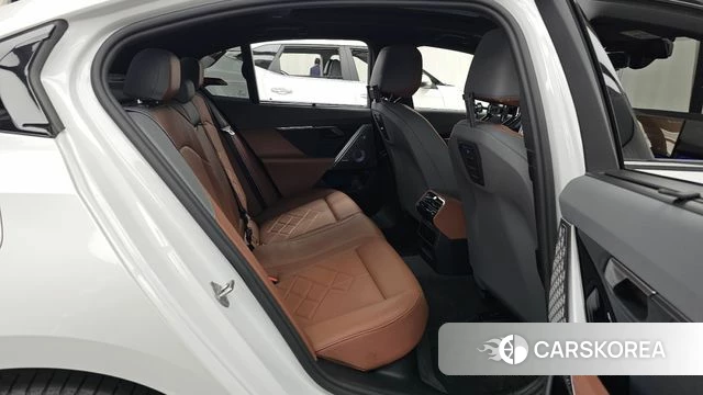 BMW 5 Series (G60) 2025 Белый из Кореи, фото 3