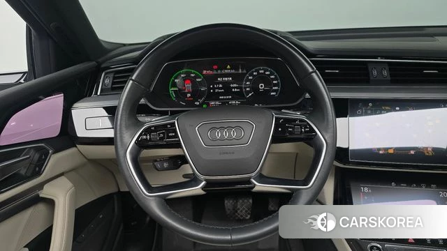 Audi e-Tron 2021 Белый из Кореи, фото 3