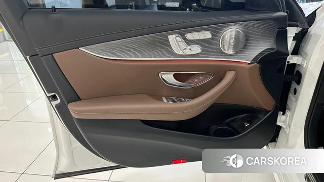 Mercedes-Benz E-Class W213 2022 Белый из Кореи, фото 3