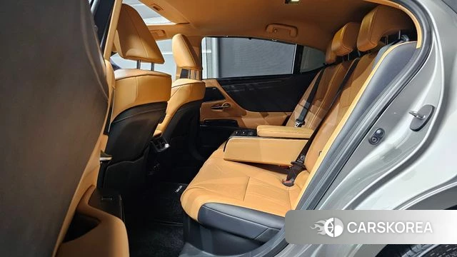 Lexus ES300h 7th generation 2025 Серебристо-серый из Кореи, фото 3