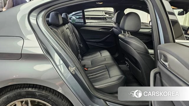 BMW 5 Series (G30) 2018 Серебристо-серый из Кореи, фото 3