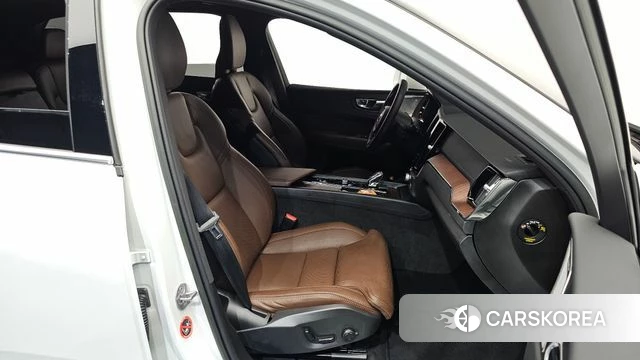 Volvo XC60 second Generation 2023 Белый из Кореи, фото 3