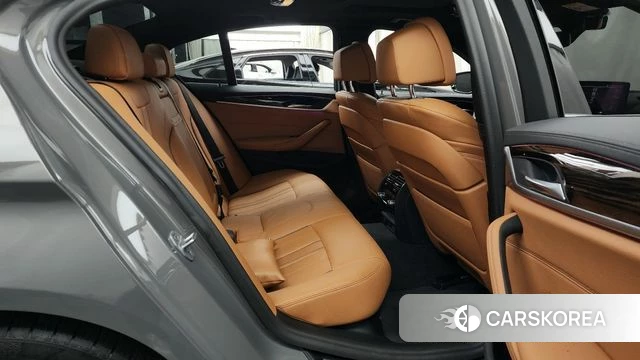 BMW 5 Series (G30) 2021 Серебристо-серый из Кореи, фото 3